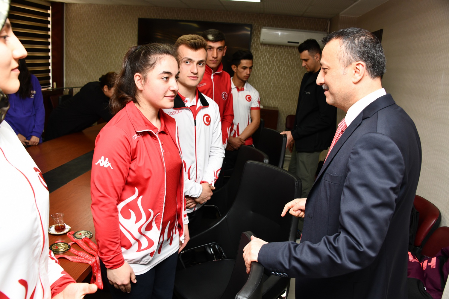 Şampiyon sporculardan Vali Taşbilek’e ziyaret 13