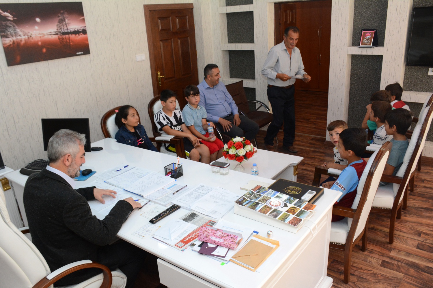 Çocuklar futbol sahası için İl Genel Meclisini ziyaret etti 2