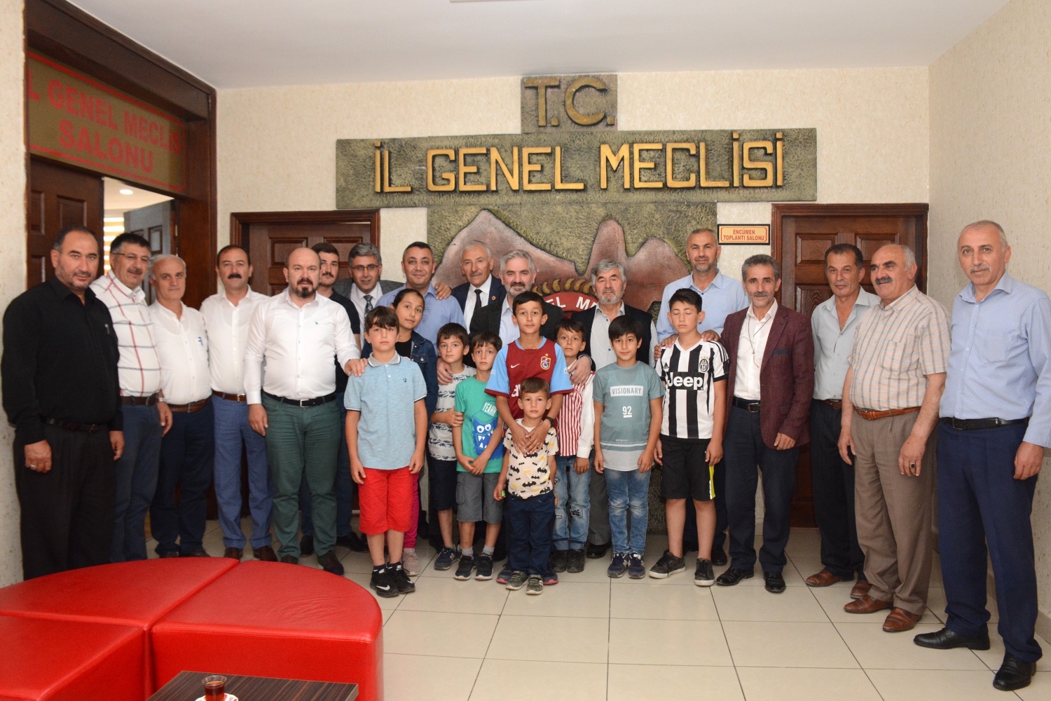 Çocuklar futbol sahası için İl Genel Meclisini ziyaret etti 5