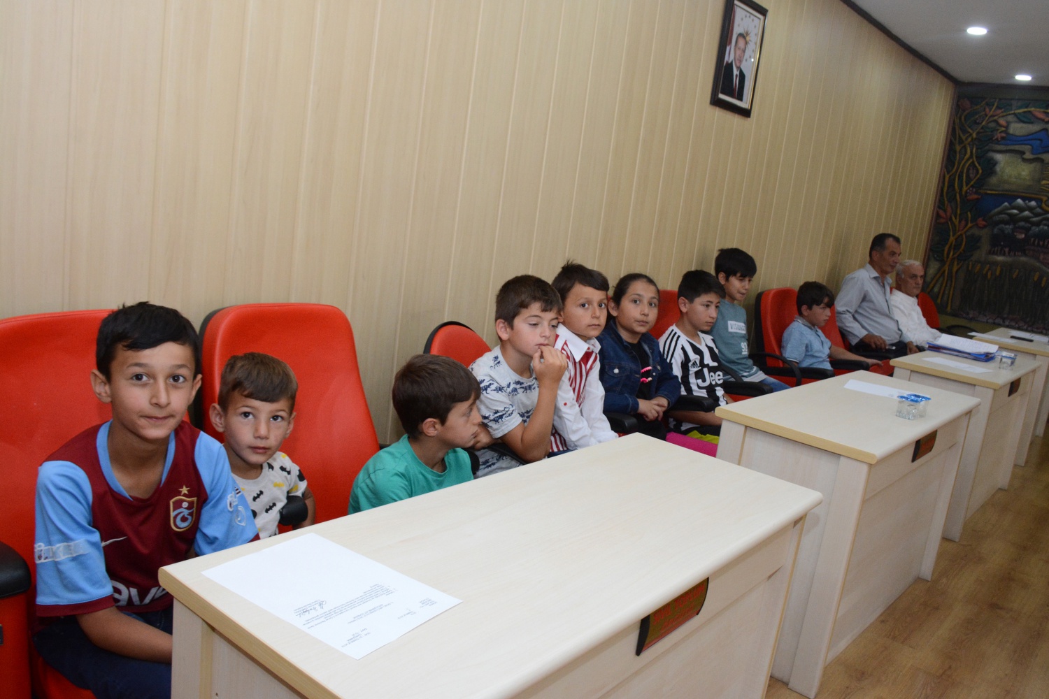 Çocuklar futbol sahası için İl Genel Meclisini ziyaret etti 1