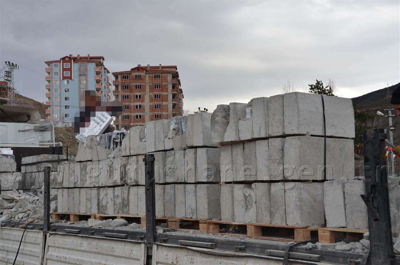 Bordür Taşı İçinde Sigara ve Cep Telefonu Kaçakçılığını da Gördük 2