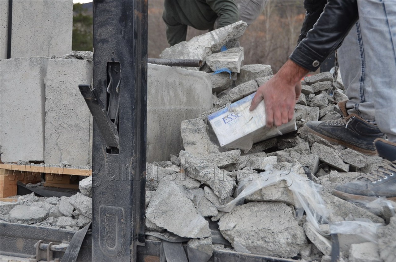 Bordür Taşı İçinde Sigara ve Cep Telefonu Kaçakçılığını da Gördük 3