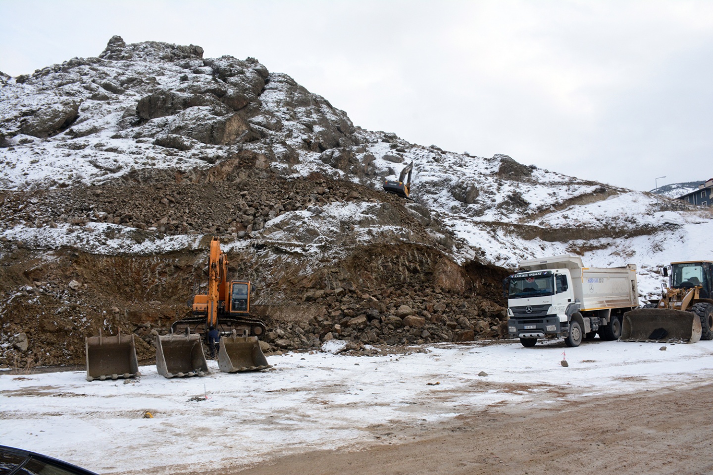 Vali Memiş, TOBB okulu sahasında inceleme yaptı 6