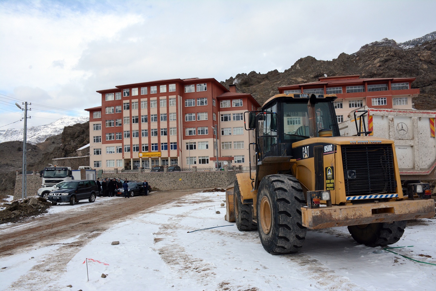 Vali Memiş, TOBB okulu sahasında inceleme yaptı 3