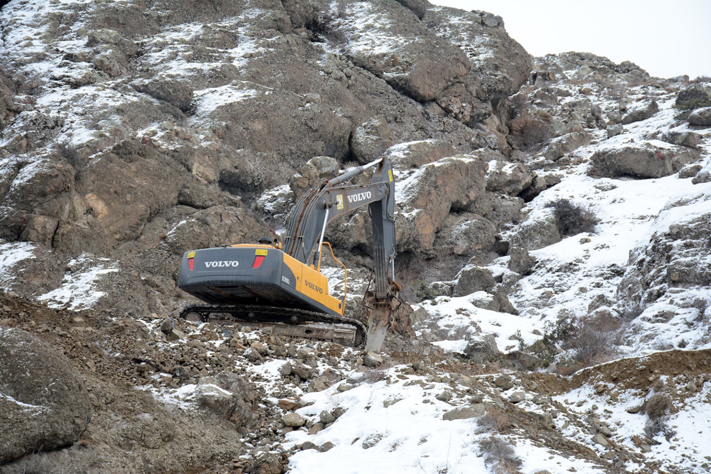 Vali Memiş, TOBB okulu sahasında inceleme yaptı 7