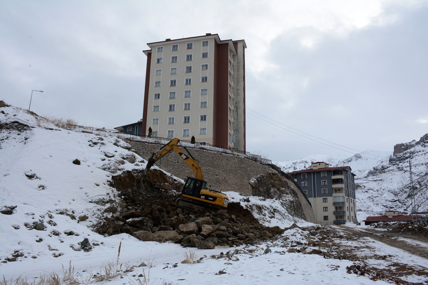 Vali Memiş, TOBB okulu sahasında inceleme yaptı 4