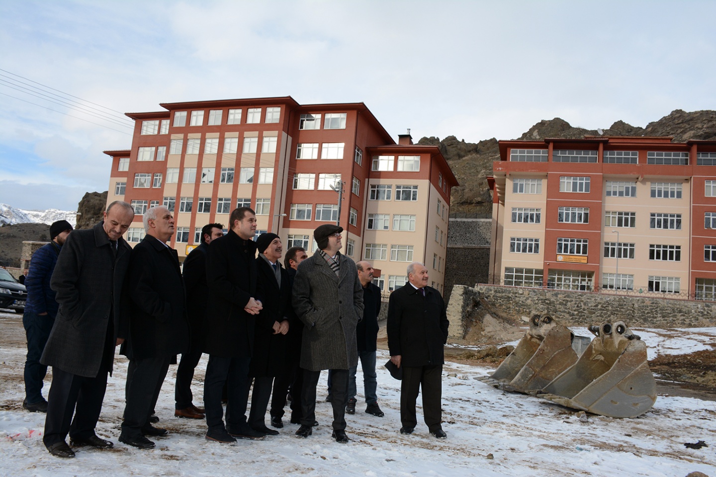 Vali Memiş, TOBB okulu sahasında inceleme yaptı 10