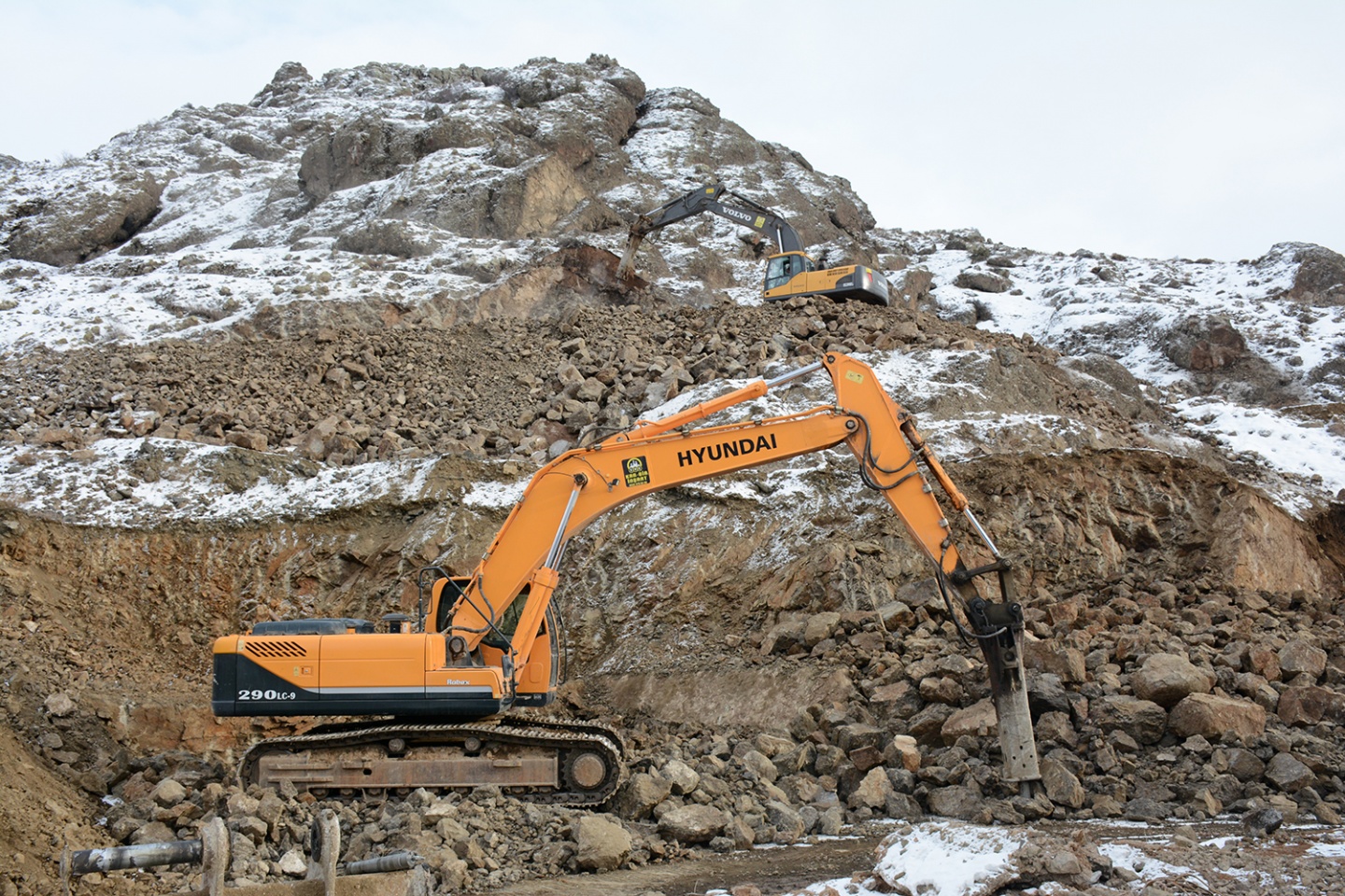 Vali Memiş, TOBB okulu sahasında inceleme yaptı 9