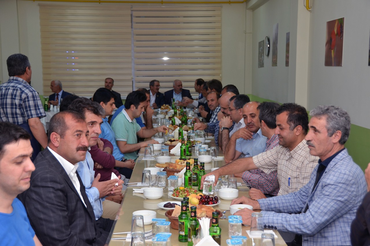 Vali Memiş Özel İdare çalışanlarıyla iftar yaptı 6
