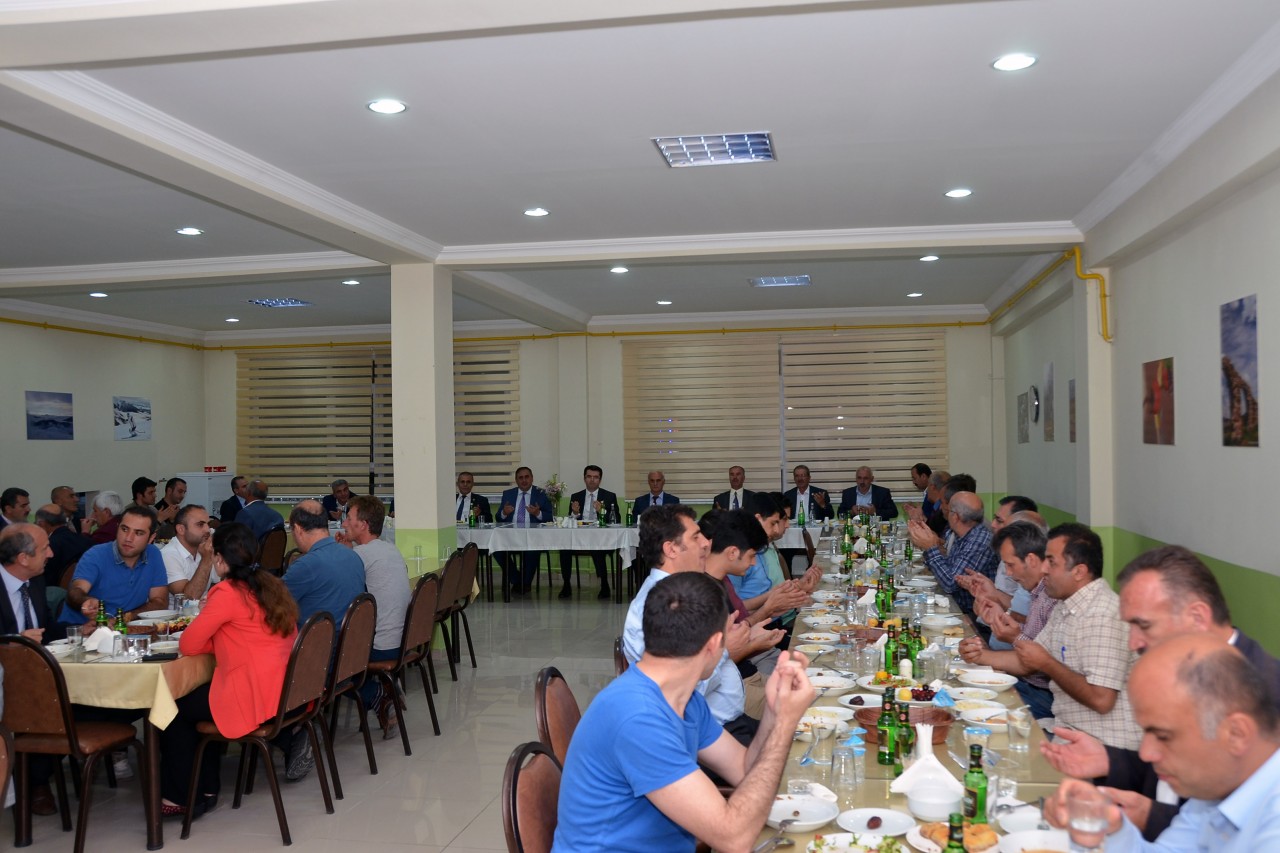 Vali Memiş Özel İdare çalışanlarıyla iftar yaptı 9