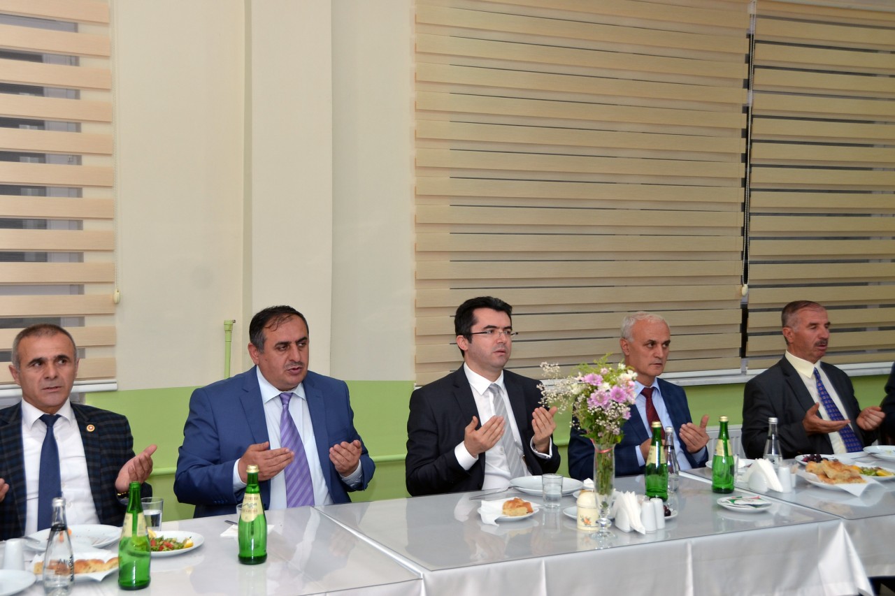Vali Memiş Özel İdare çalışanlarıyla iftar yaptı 10