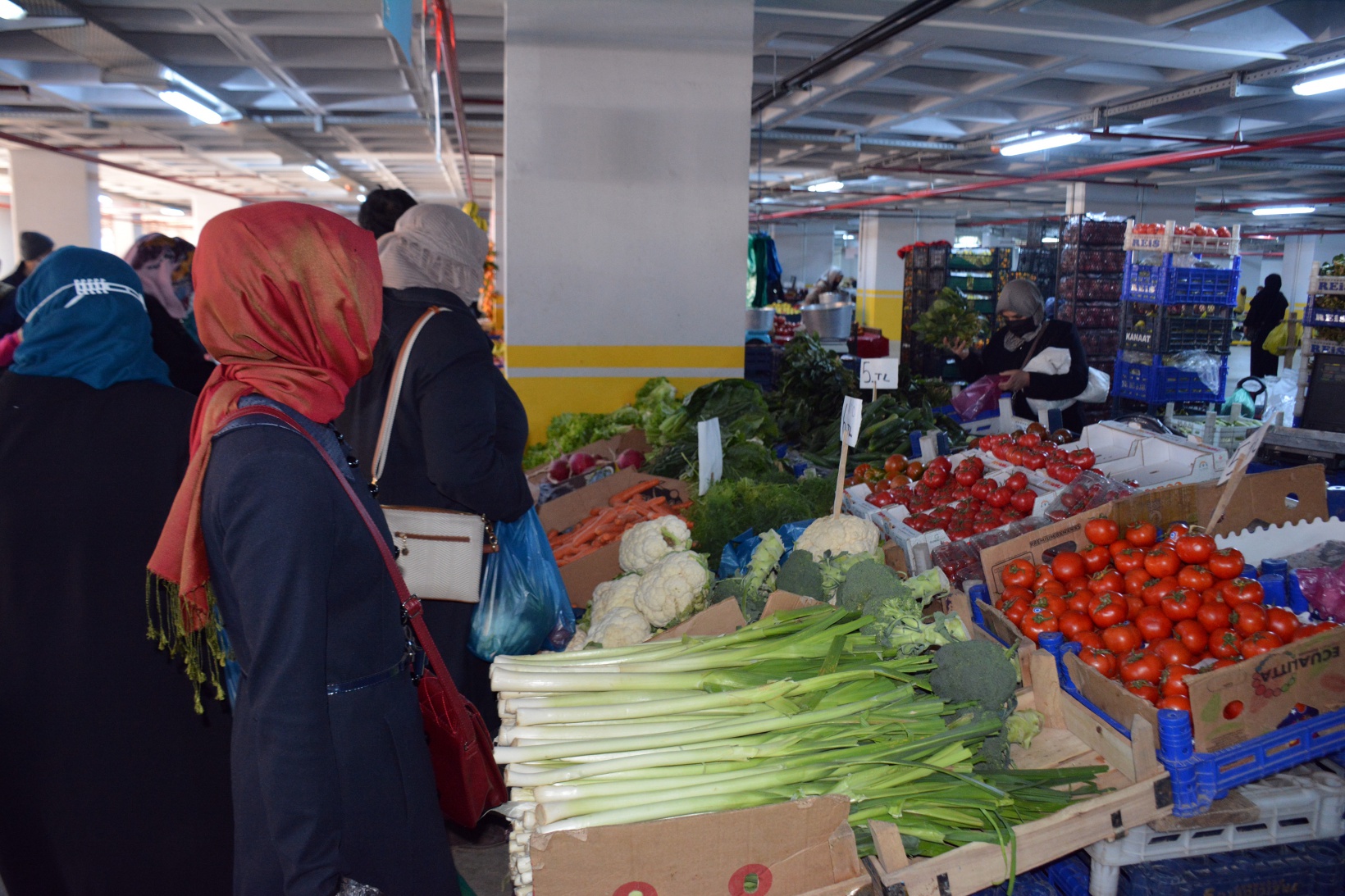 Ispanak satışları düşen esnaf çareyi afiş asmakta buldu  6