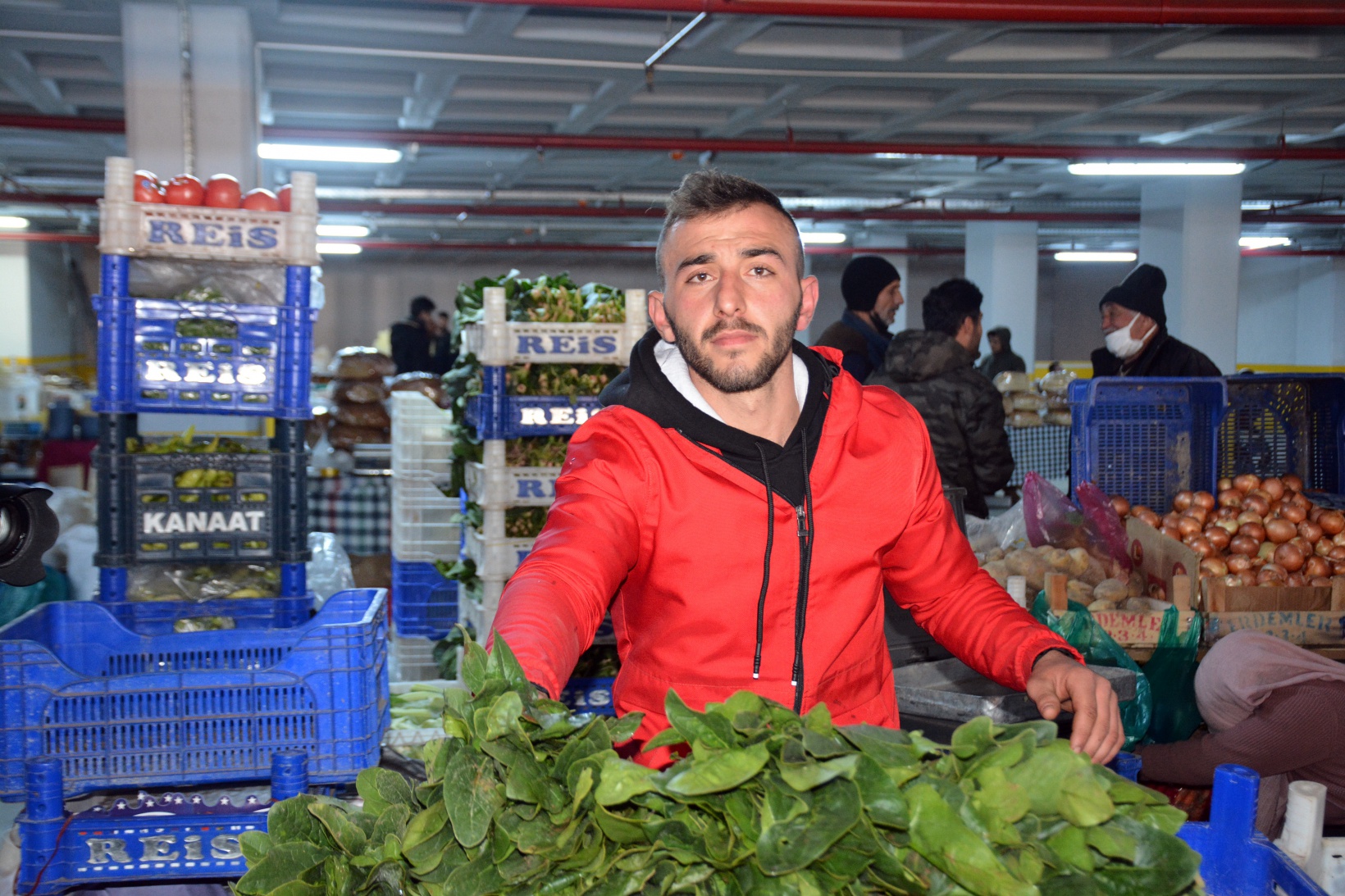 Ispanak satışları düşen esnaf çareyi afiş asmakta buldu  8