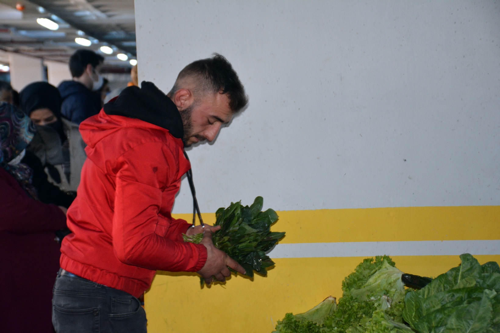Ispanak satışları düşen esnaf çareyi afiş asmakta buldu  5