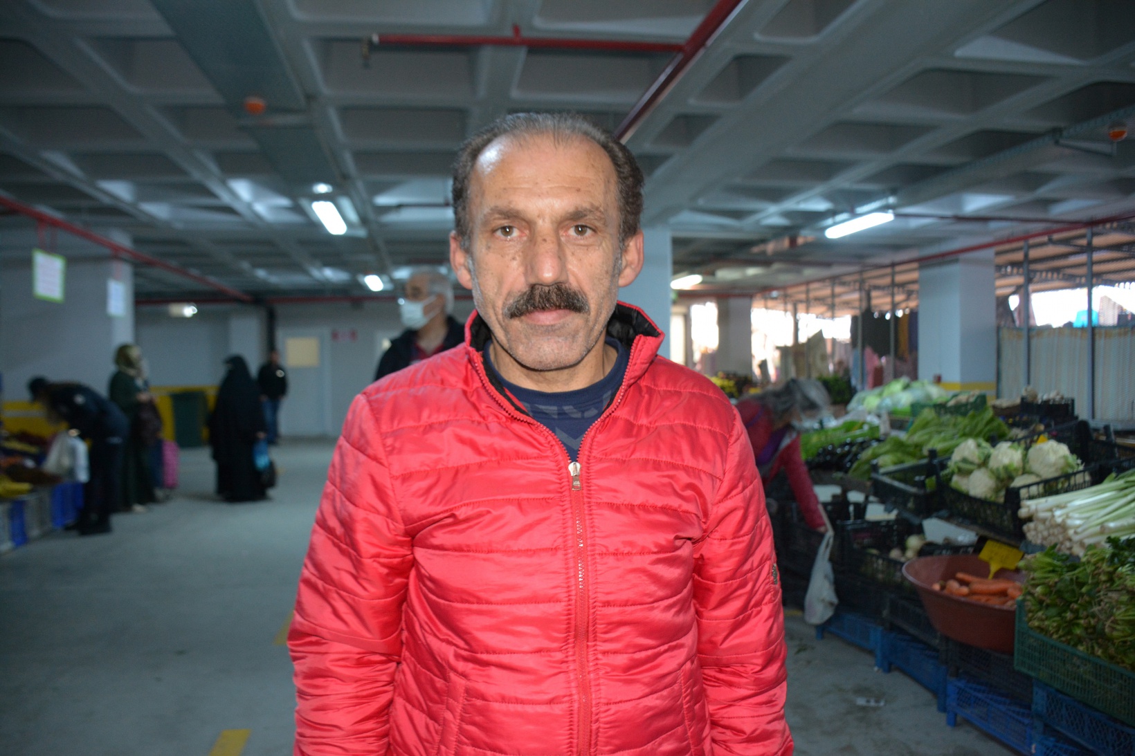 Ispanak satışları düşen esnaf çareyi afiş asmakta buldu  9