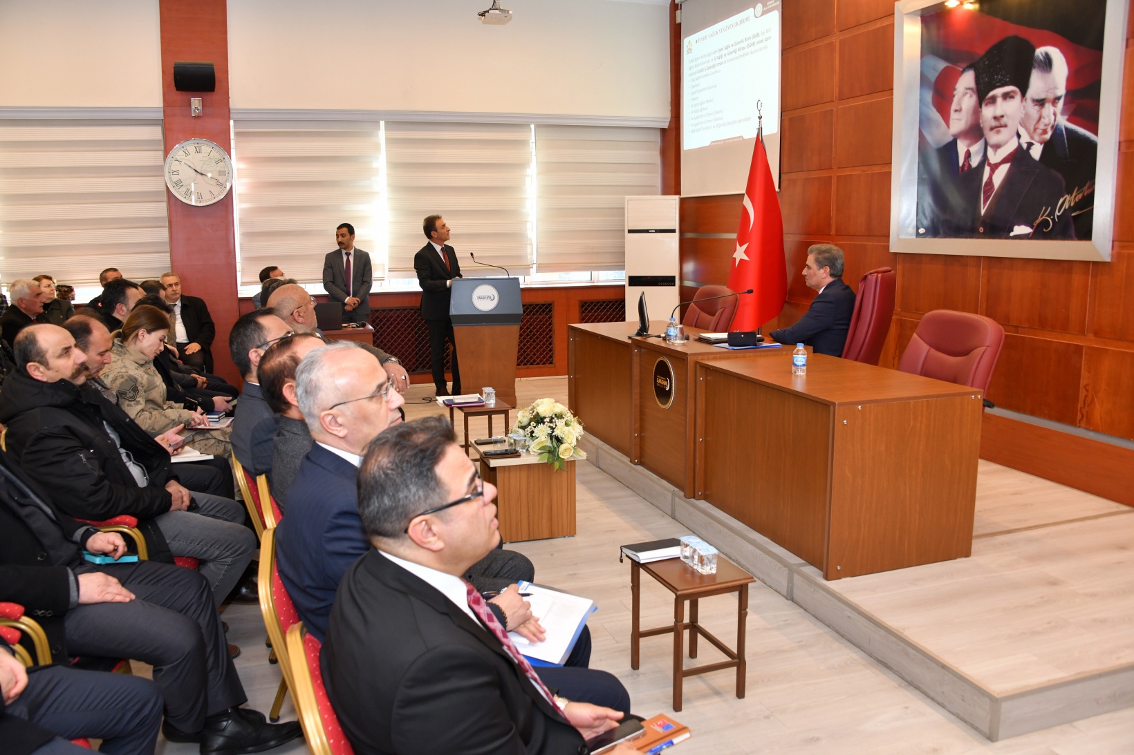 Vali Baruş’tan ailelere dijital bağımlılık uyarısı: Çocuklarımızı Yalnız Bırakmayalım 9