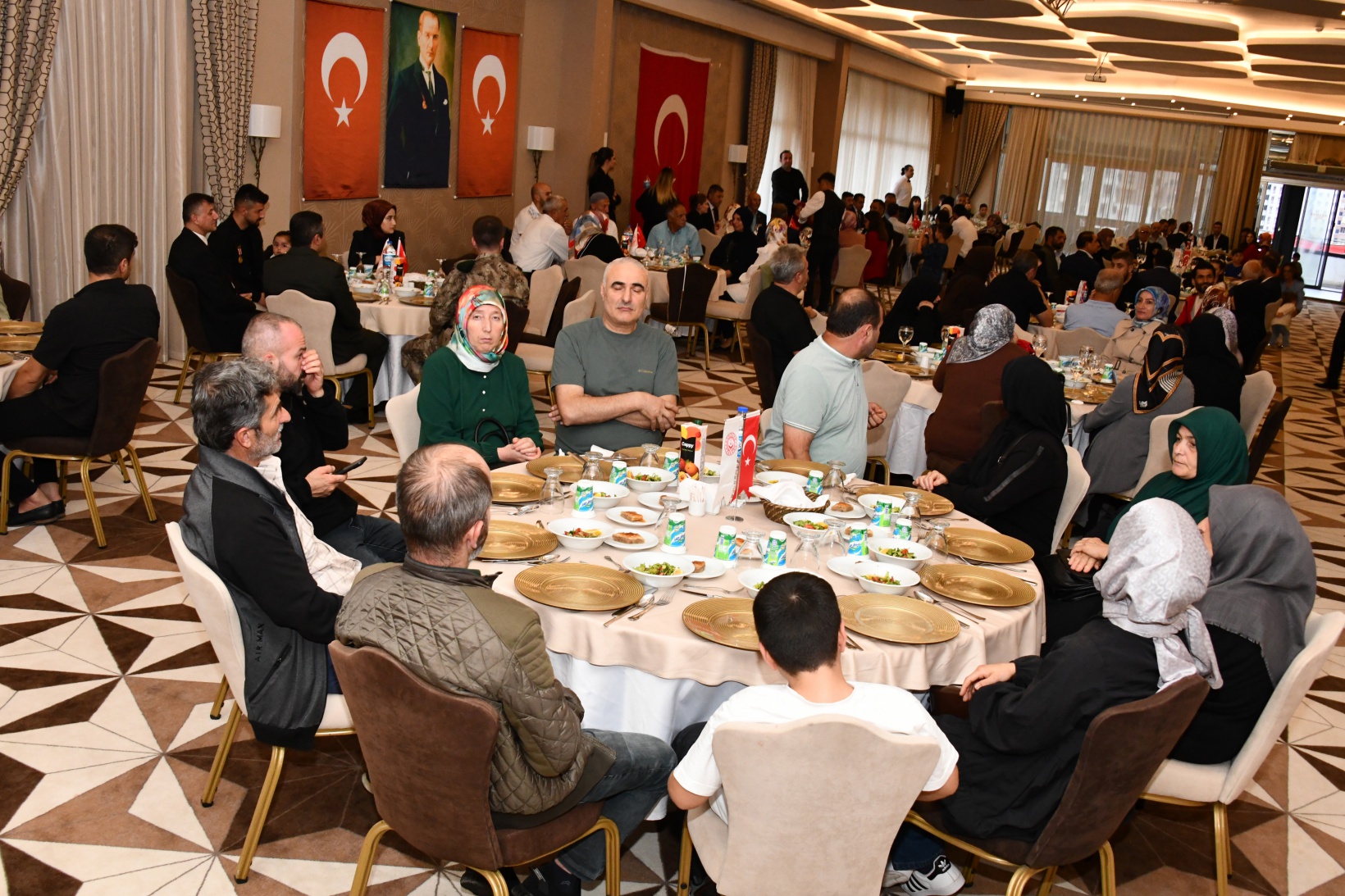 Gümüşhane’de şehit aileleri ve gaziler onuruna yemek 16