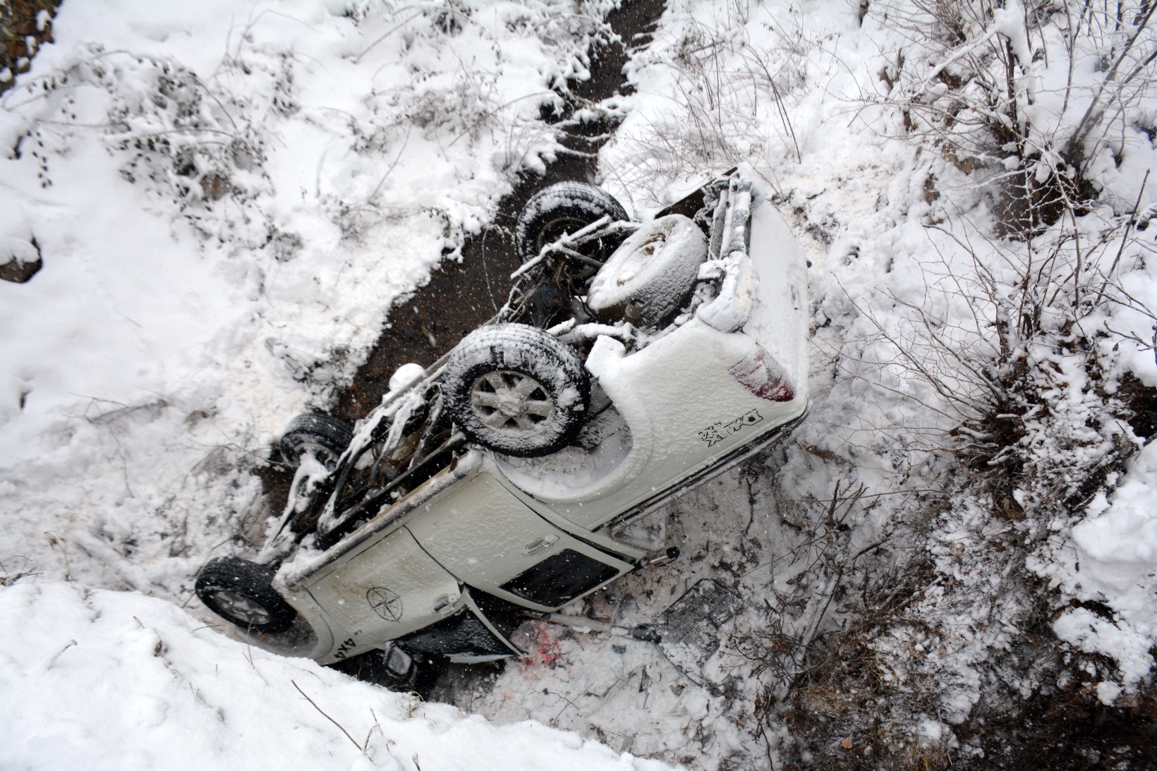 Kamyonet köprüden düştü: 1 ölü, 3 yaralı 9