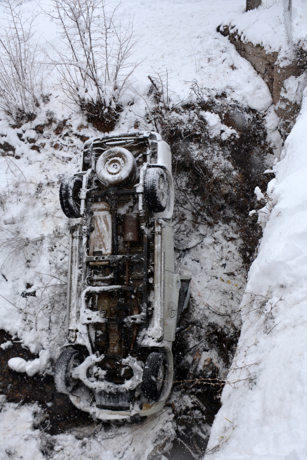 Kamyonet köprüden düştü: 1 ölü, 3 yaralı 4
