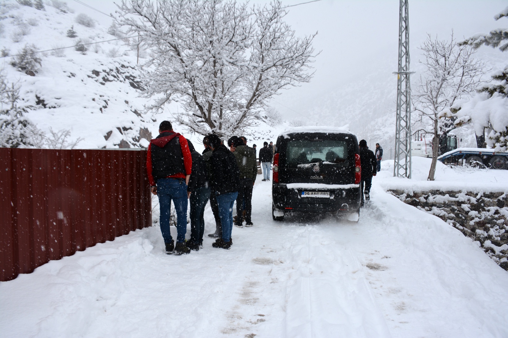 Kamyonet köprüden düştü: 1 ölü, 3 yaralı 1