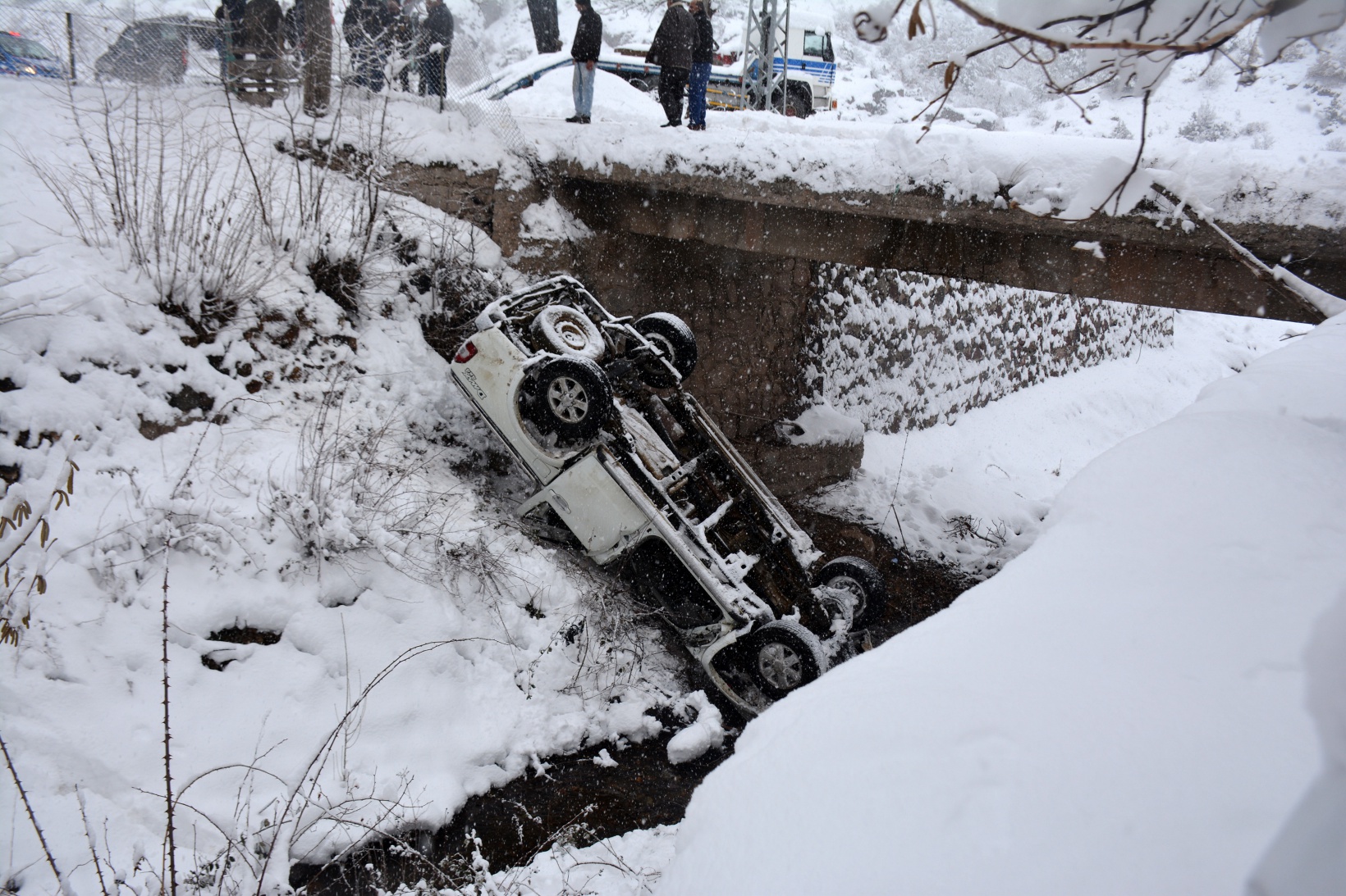 Kamyonet köprüden düştü: 1 ölü, 3 yaralı 2