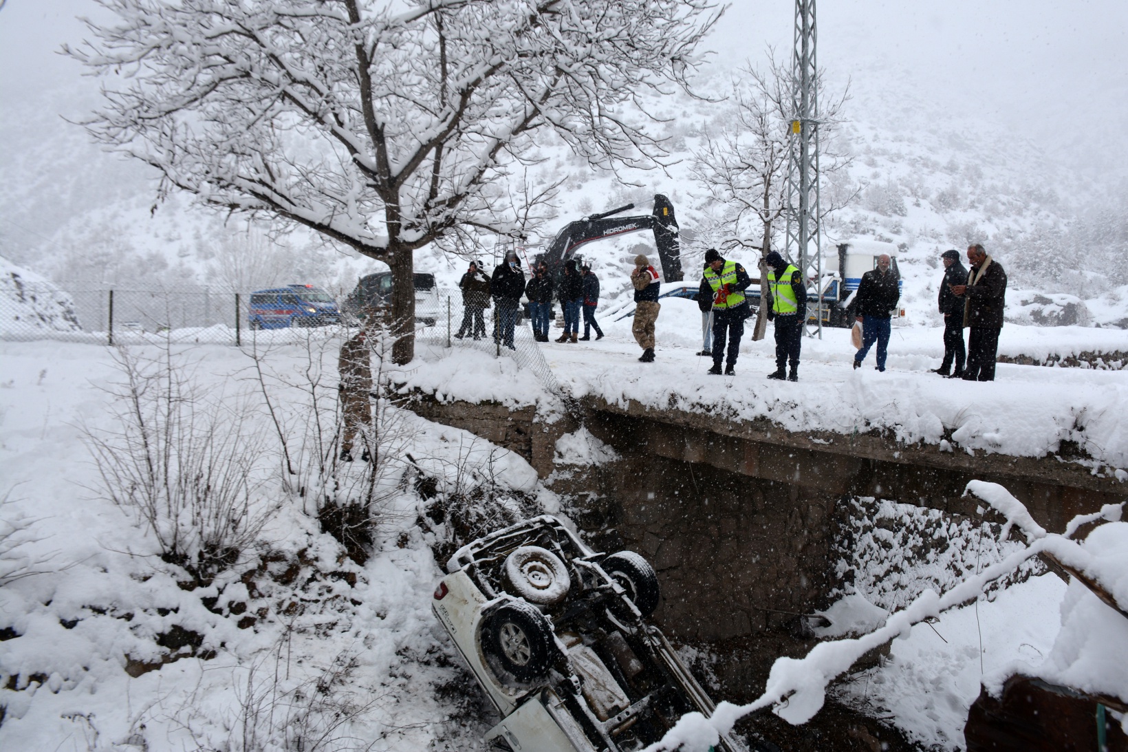 Kamyonet köprüden düştü: 1 ölü, 3 yaralı 5