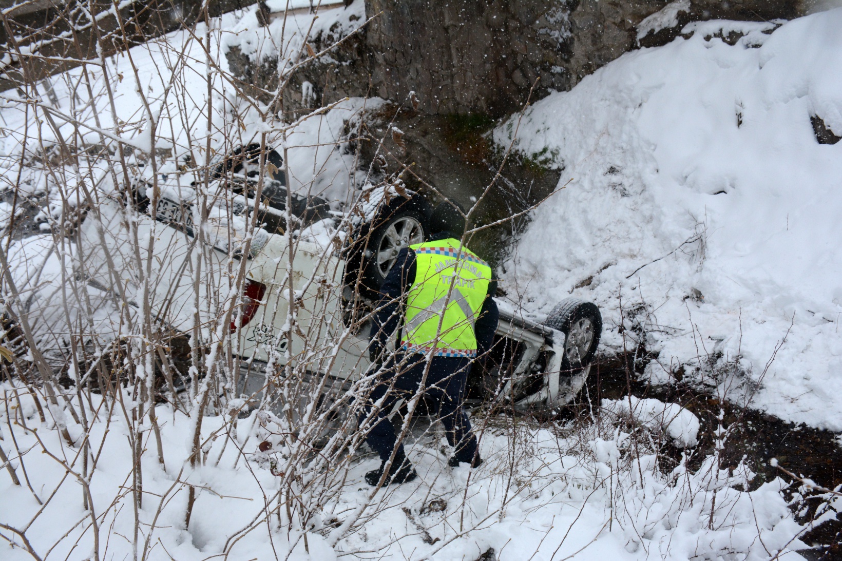 Kamyonet köprüden düştü: 1 ölü, 3 yaralı 3