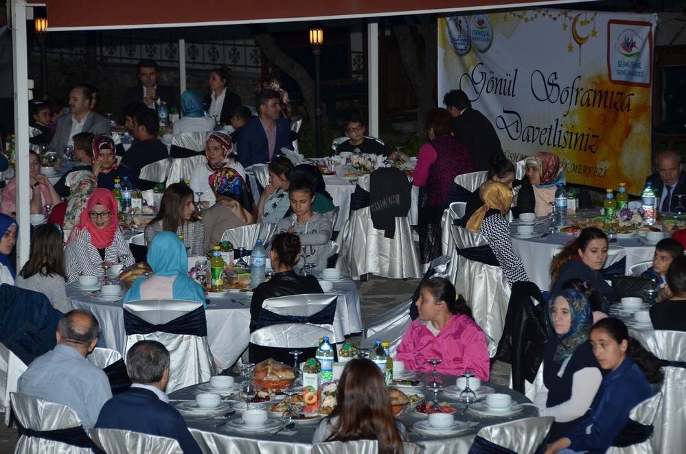 Gençlik Merkezinden iftar programı 9