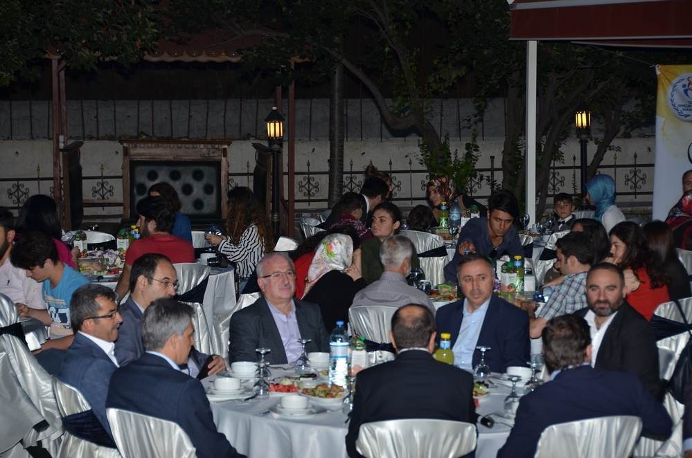Gençlik Merkezinden iftar programı 10