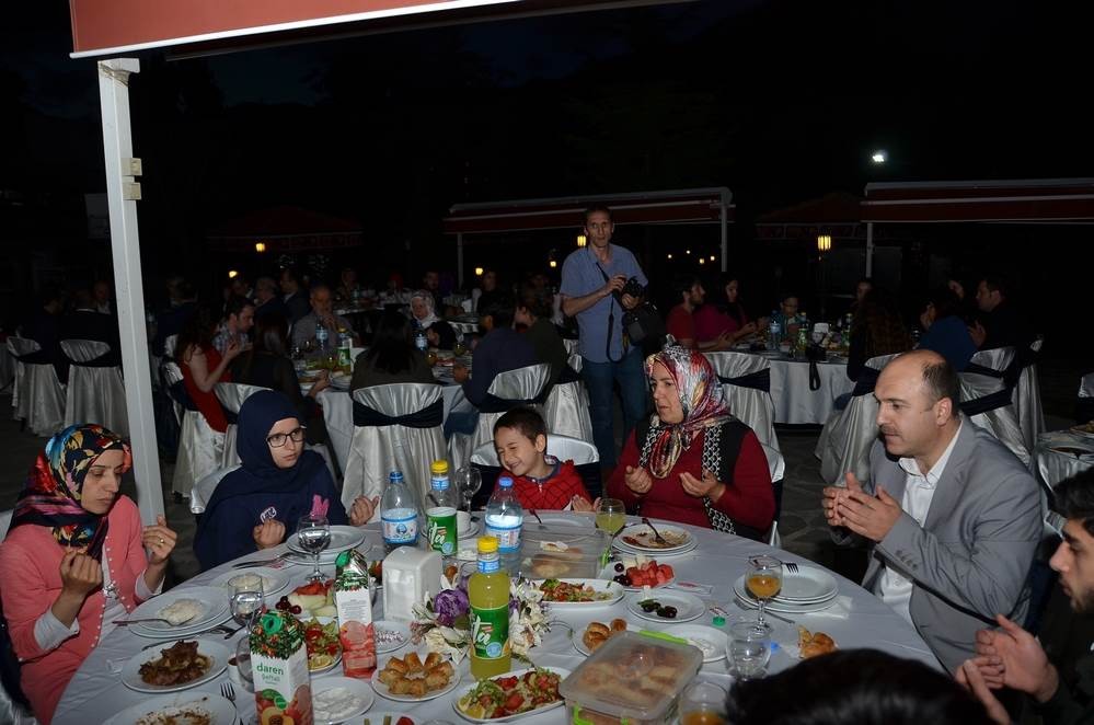 Gençlik Merkezinden iftar programı 11