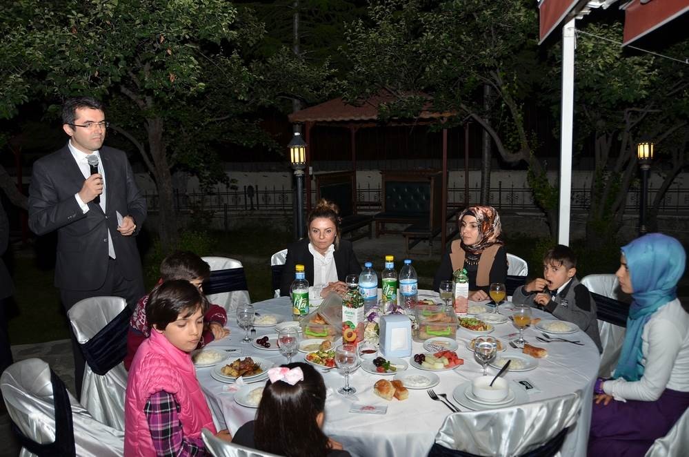 Gençlik Merkezinden iftar programı 13