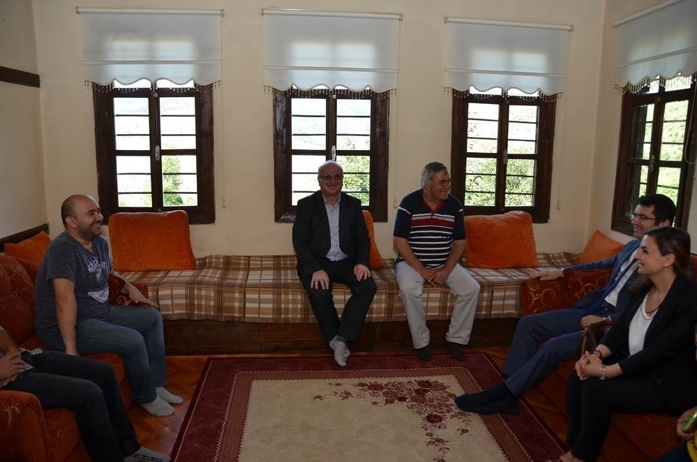 Vali Memiş, şehit aileleri ve gazilerle bayramlaştı, şehit kabirlerini ziyaret etti 1