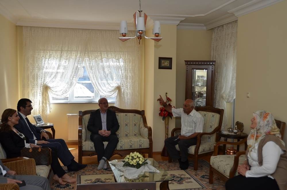 Vali Memiş, şehit aileleri ve gazilerle bayramlaştı, şehit kabirlerini ziyaret etti 2