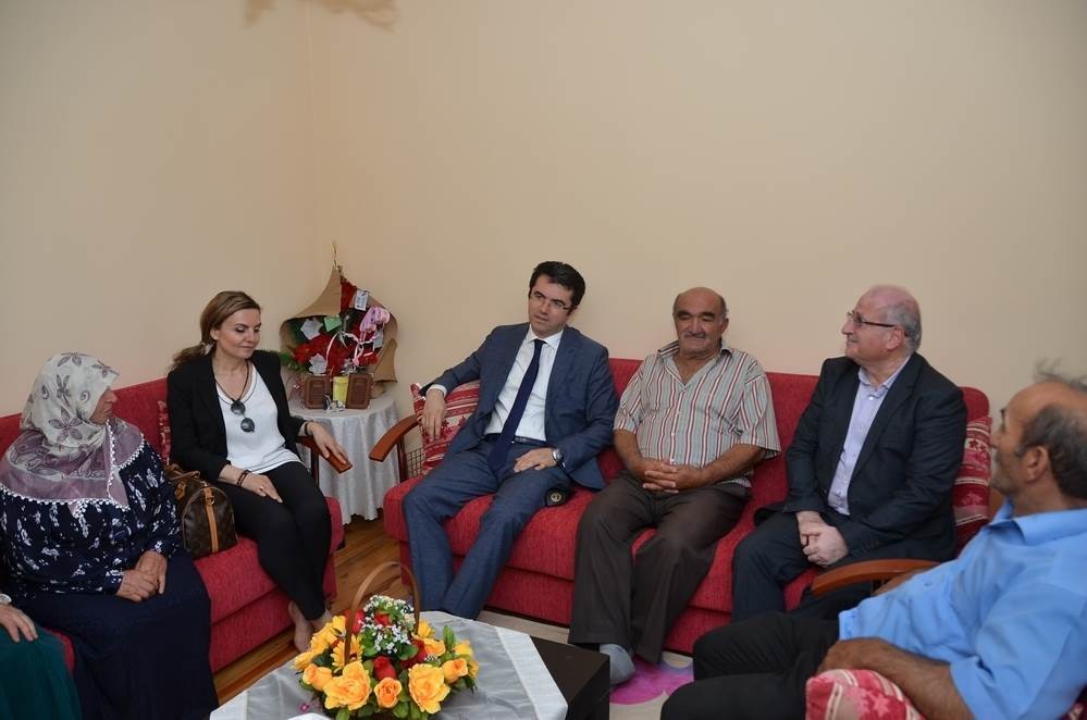 Vali Memiş, şehit aileleri ve gazilerle bayramlaştı, şehit kabirlerini ziyaret etti 3