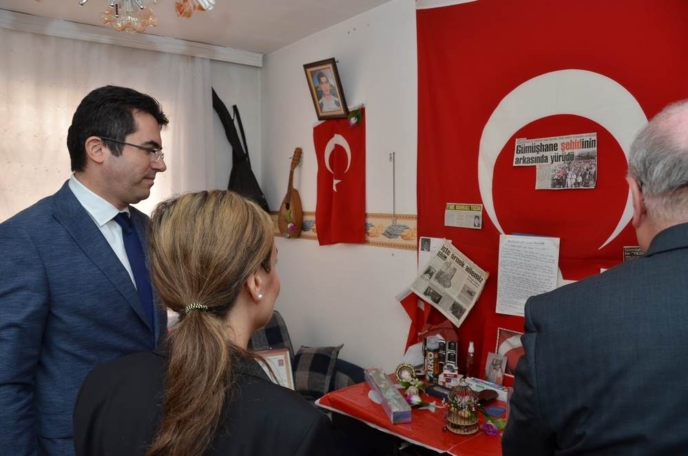 Vali Memiş, şehit aileleri ve gazilerle bayramlaştı, şehit kabirlerini ziyaret etti 4