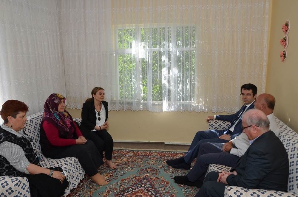 Vali Memiş, şehit aileleri ve gazilerle bayramlaştı, şehit kabirlerini ziyaret etti 5