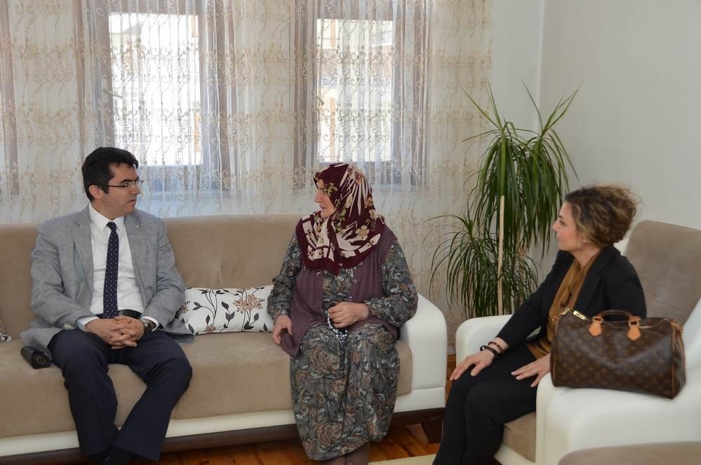 Vali Memiş, şehit aileleri ve gazilerle bayramlaştı, şehit kabirlerini ziyaret etti 6