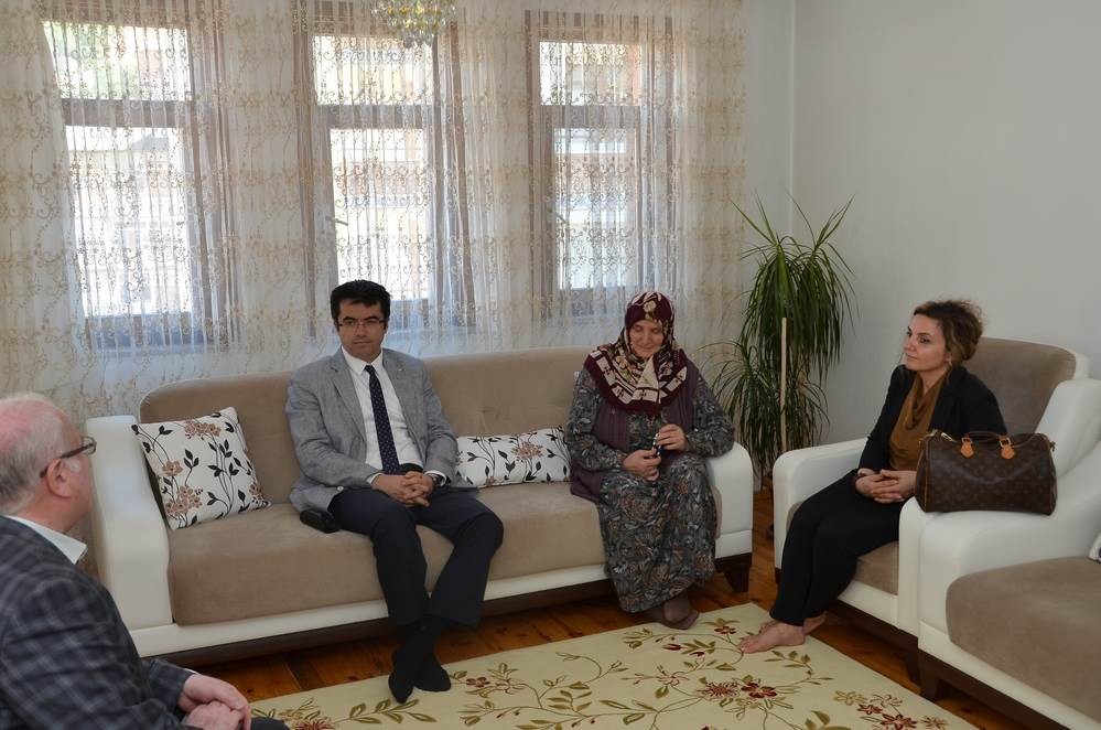 Vali Memiş, şehit aileleri ve gazilerle bayramlaştı, şehit kabirlerini ziyaret etti 7