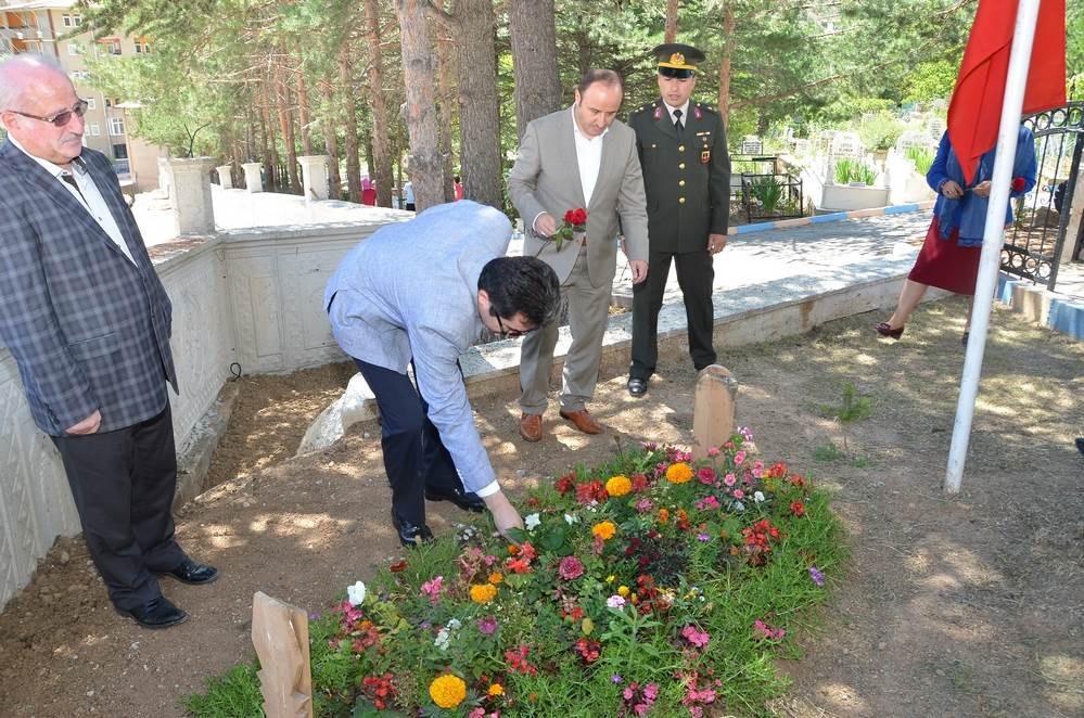 Vali Memiş, şehit aileleri ve gazilerle bayramlaştı, şehit kabirlerini ziyaret etti 8