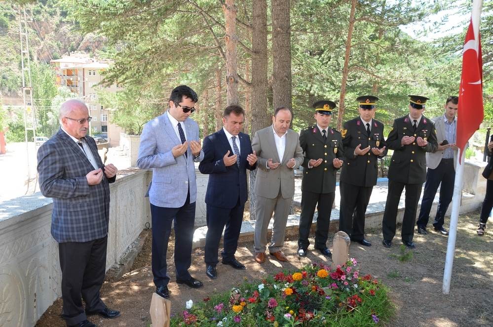 Vali Memiş, şehit aileleri ve gazilerle bayramlaştı, şehit kabirlerini ziyaret etti 9