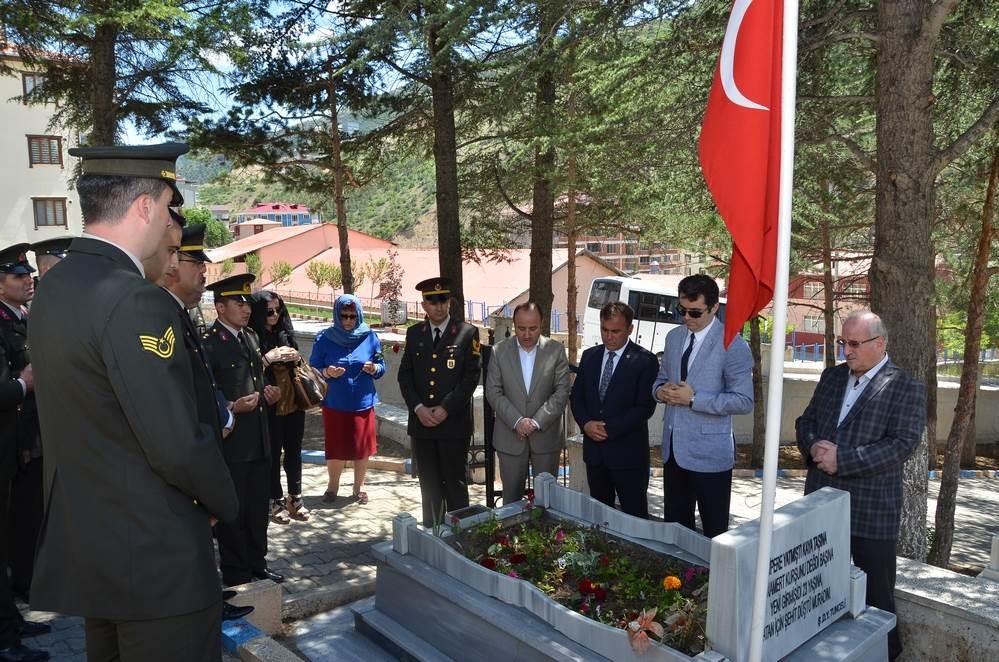 Vali Memiş, şehit aileleri ve gazilerle bayramlaştı, şehit kabirlerini ziyaret etti 10
