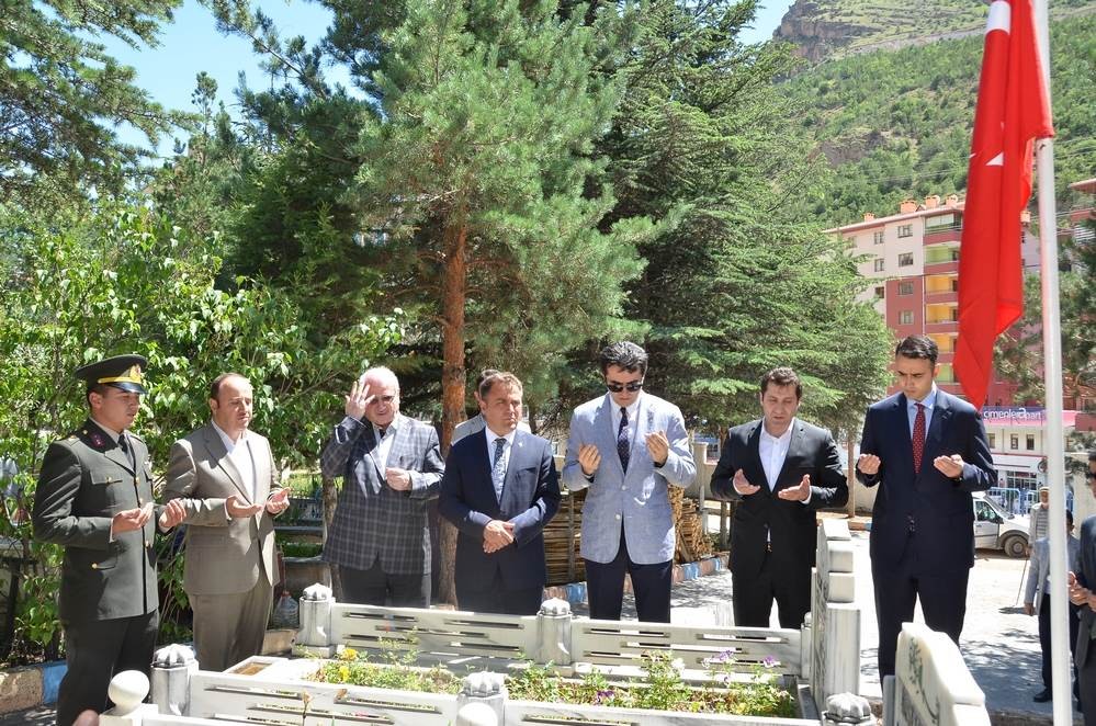 Vali Memiş, şehit aileleri ve gazilerle bayramlaştı, şehit kabirlerini ziyaret etti 12