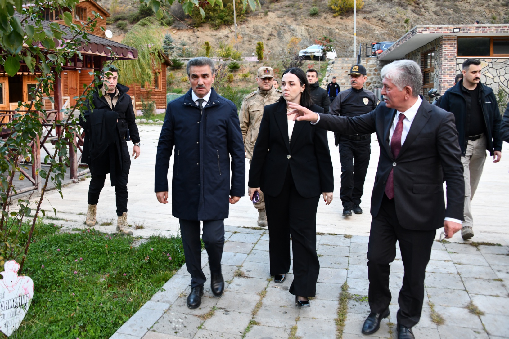 Vali Baruş Kürtün ilçesinde incelemelerde bulundu 23
