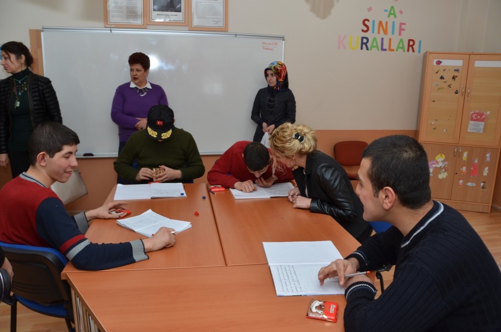 Bayan Yavuz’dan İşitme Engelliler Derneği ve özel öğrencilere ziyaret 3