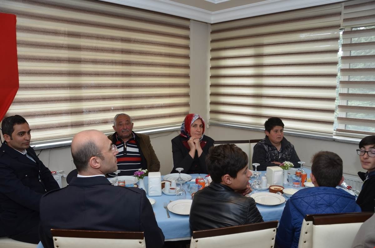 Şehit aileleri ve gaziler onuruna yemek 2
