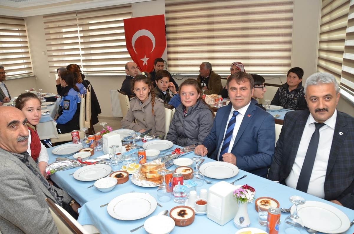 Şehit aileleri ve gaziler onuruna yemek 3