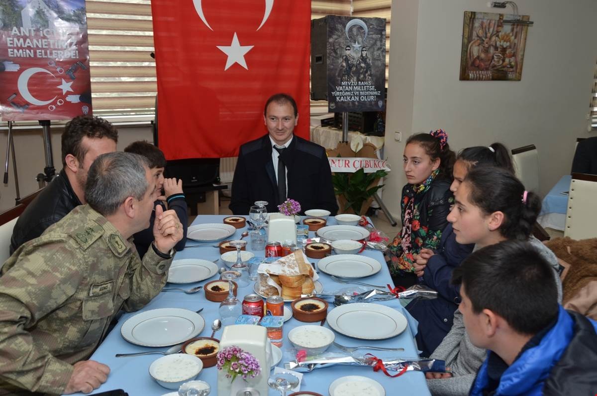 Şehit aileleri ve gaziler onuruna yemek 5