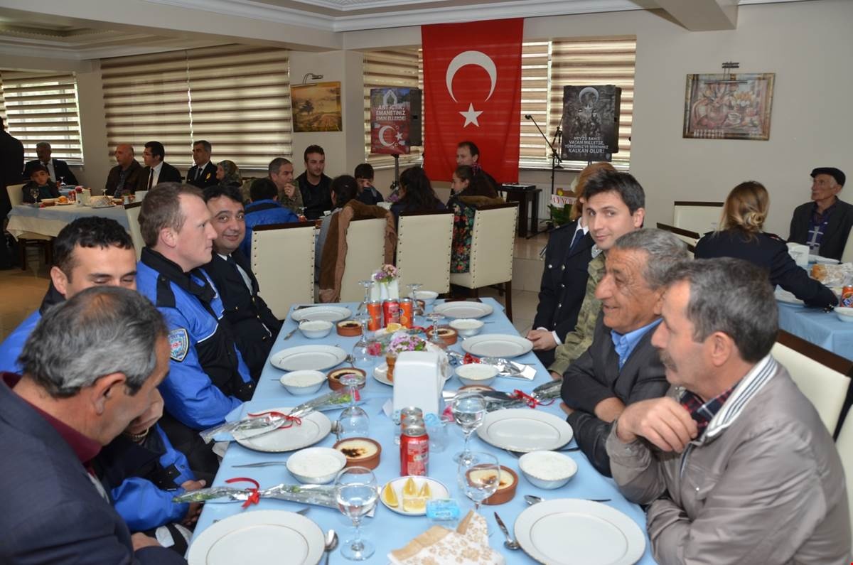 Şehit aileleri ve gaziler onuruna yemek 6