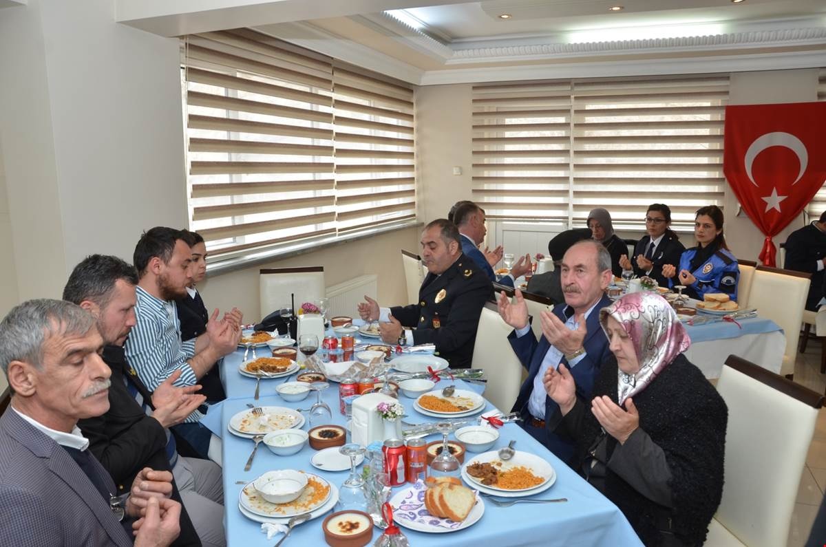 Şehit aileleri ve gaziler onuruna yemek 10