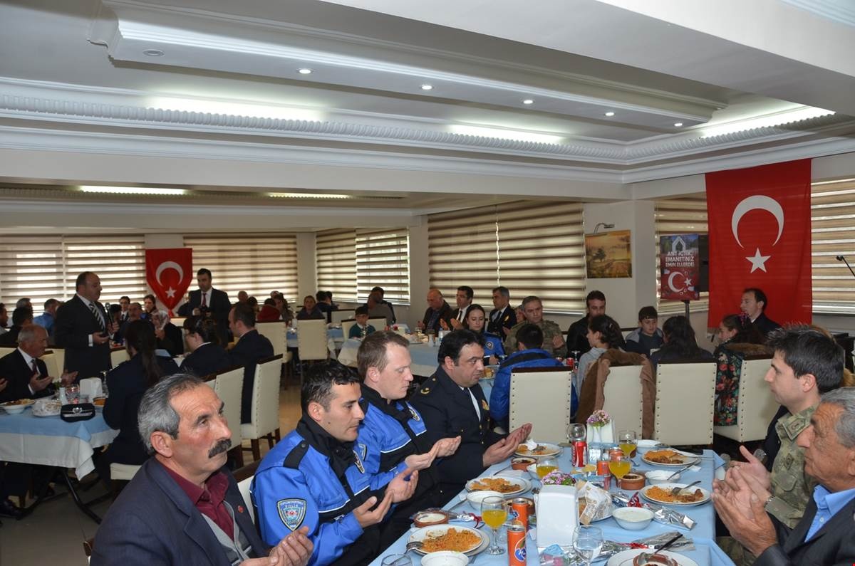 Şehit aileleri ve gaziler onuruna yemek 13